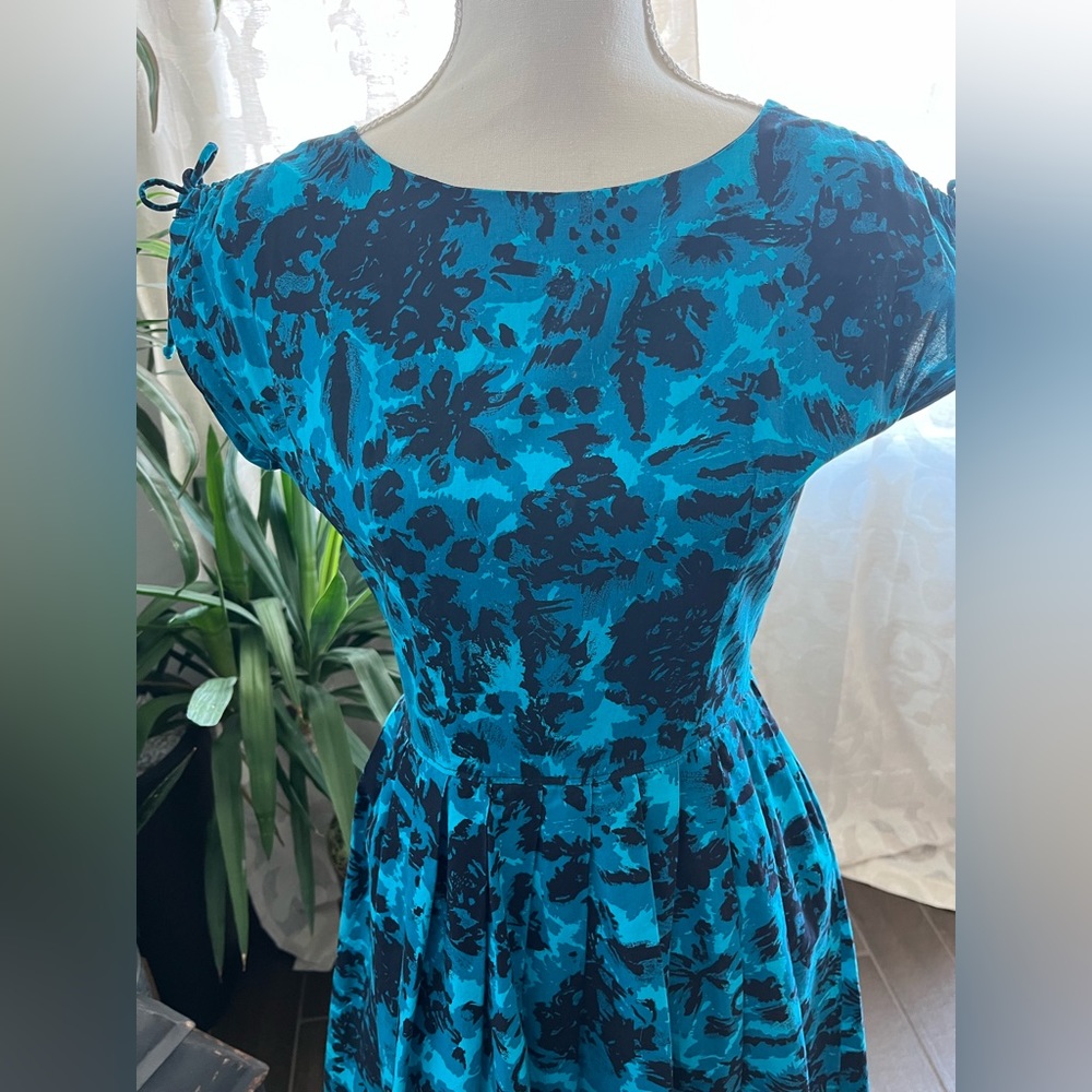Vintage 1960s handmade black and blue pleated A line dress w/ adjustable sleeves - Picture 4 of 15